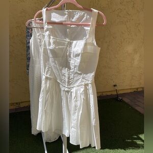 Chic White Sleeveless Wedding Dress